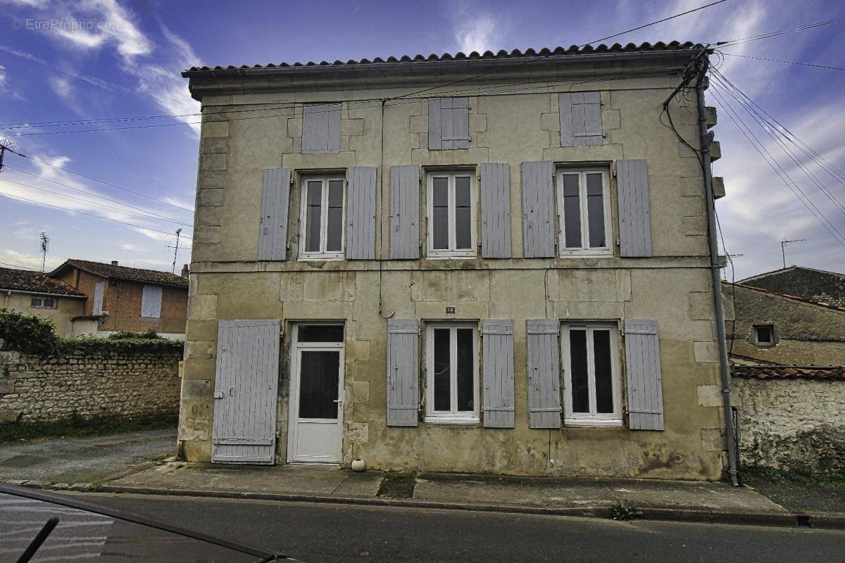 Maison à SAINT-JEAN-D&#039;ANGELY