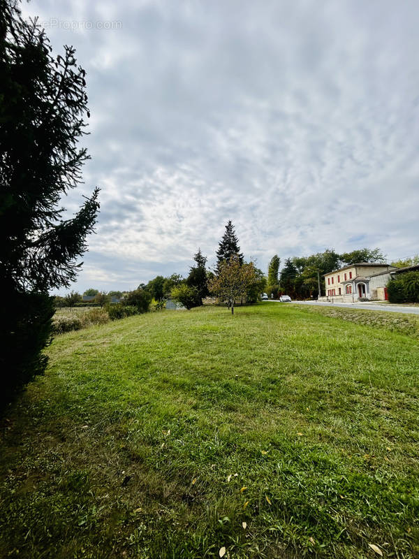 Commerce à GREZILLAC