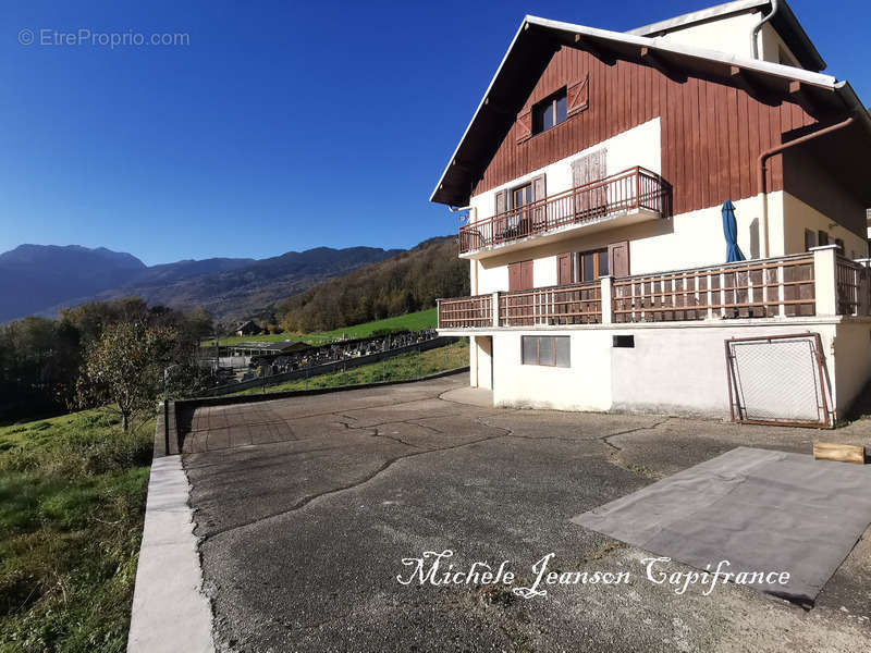 Appartement à SAINT-GEORGES-DES-HURTIERES