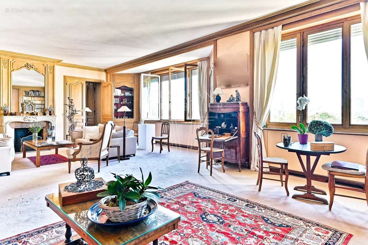 Appartement à NEUILLY-SUR-SEINE