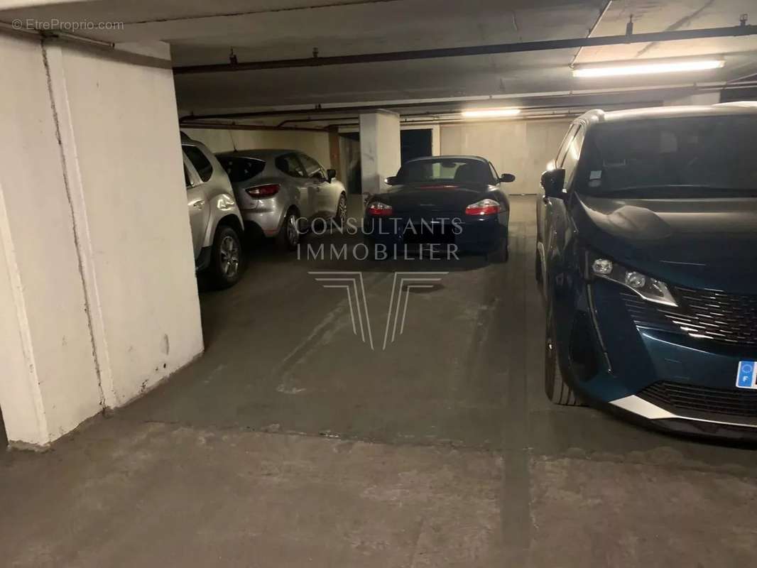 Parking à PARIS-16E