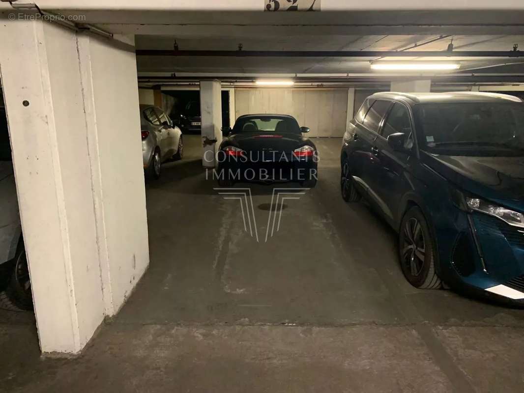 Parking à PARIS-16E