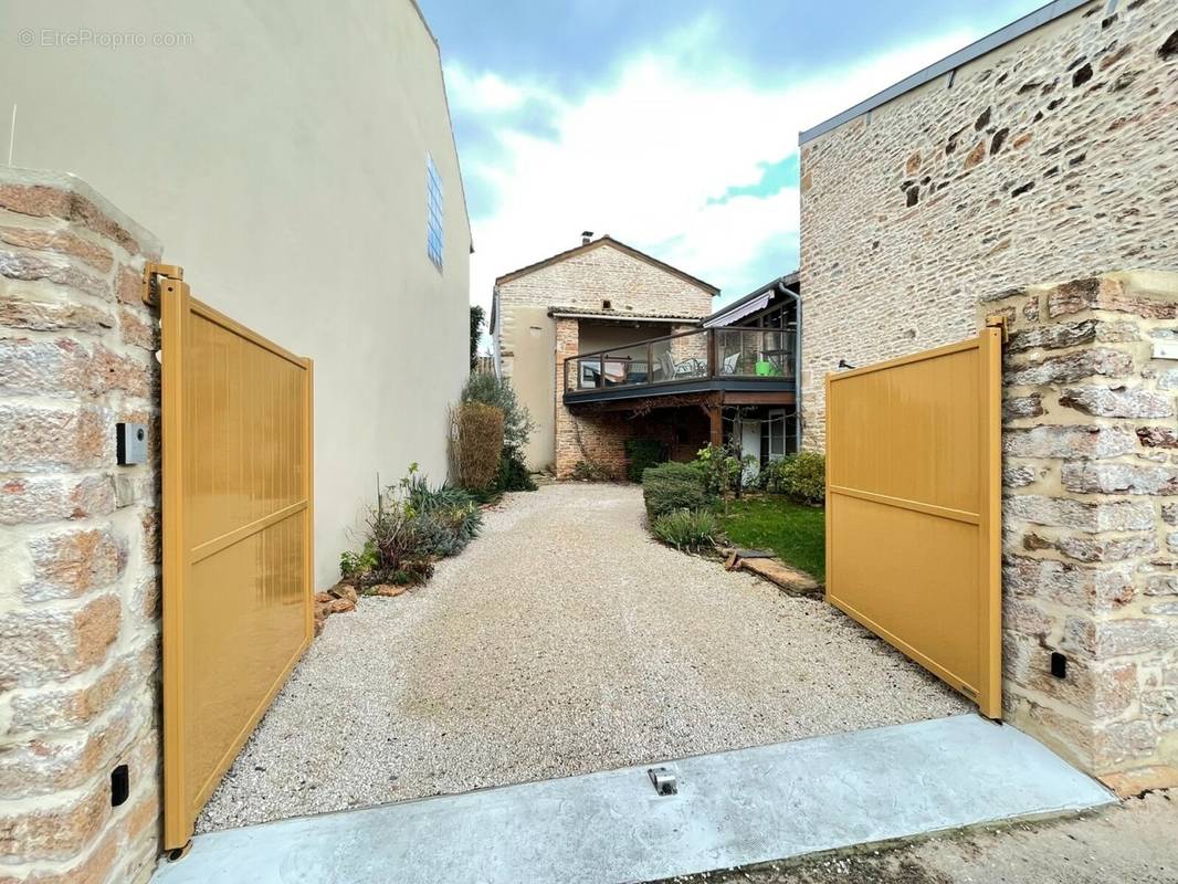 Maison à CHEVAGNY-LES-CHEVRIERES