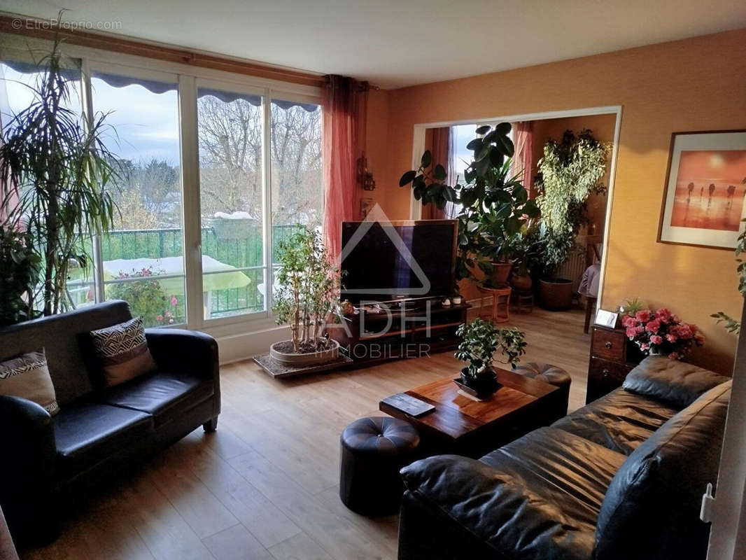 Appartement à NEAUPHLE-LE-CHATEAU