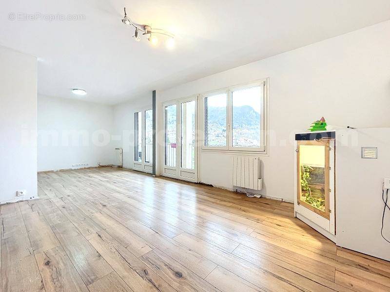 Appartement_T3_Scionzier_proche_Commerces_frontières_suisse_Genève_axes_autoroutiers_calme_séjour_ - Appartement à SCIONZIER