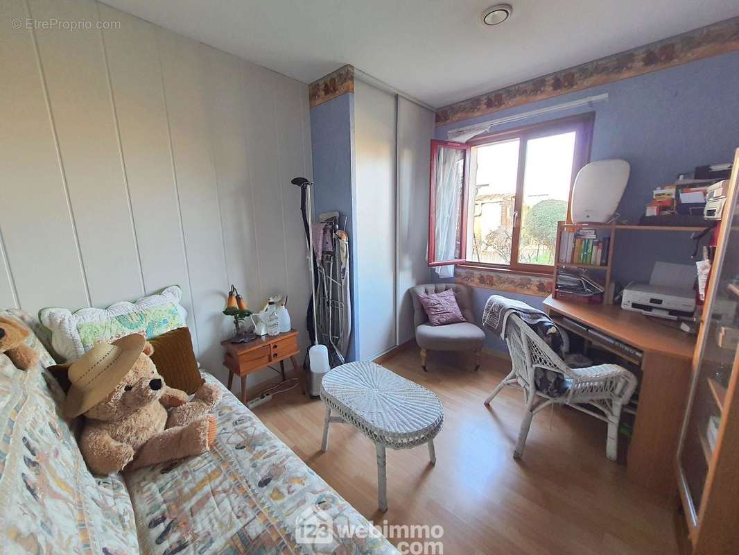 Une première chambre parquetée de 9 m² avec un placard. - Maison à ECUELLES