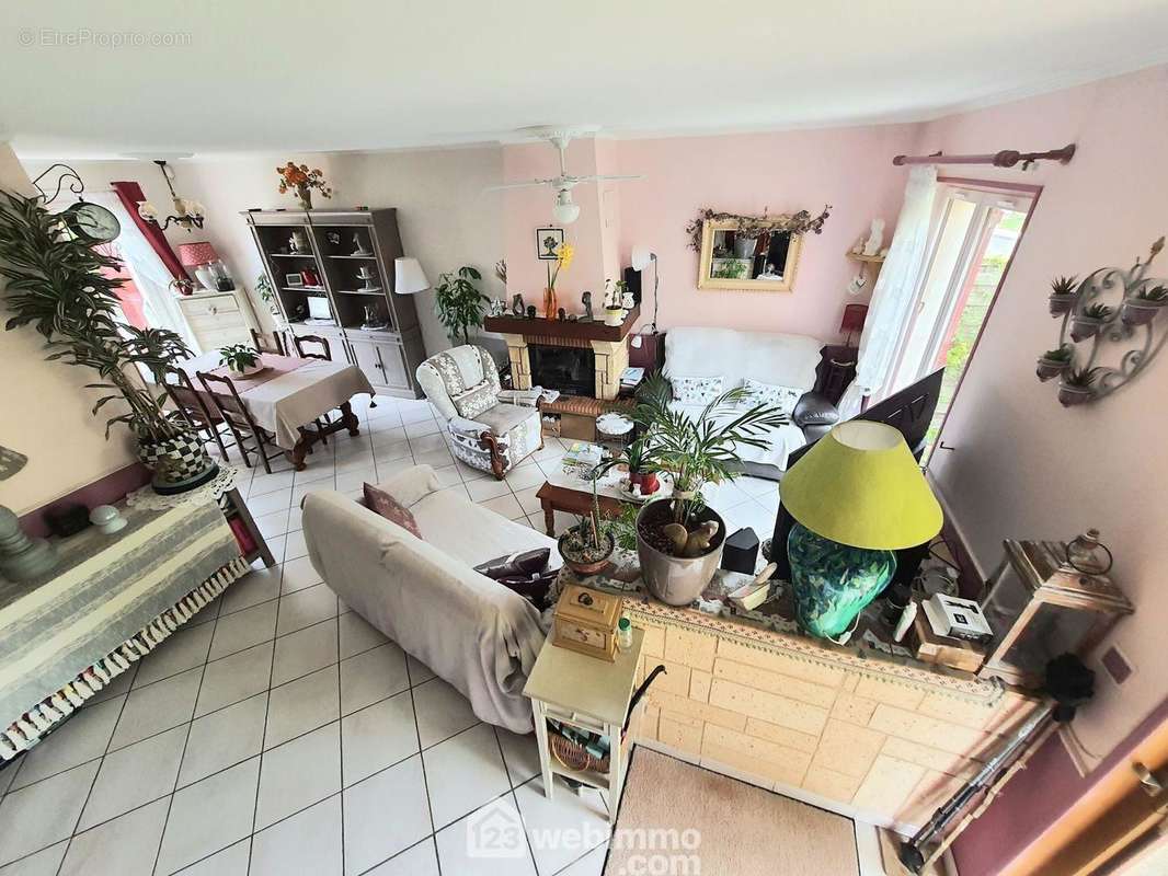 Une vue d&#039;ensemble du séjour / salle à manger. - Maison à ECUELLES