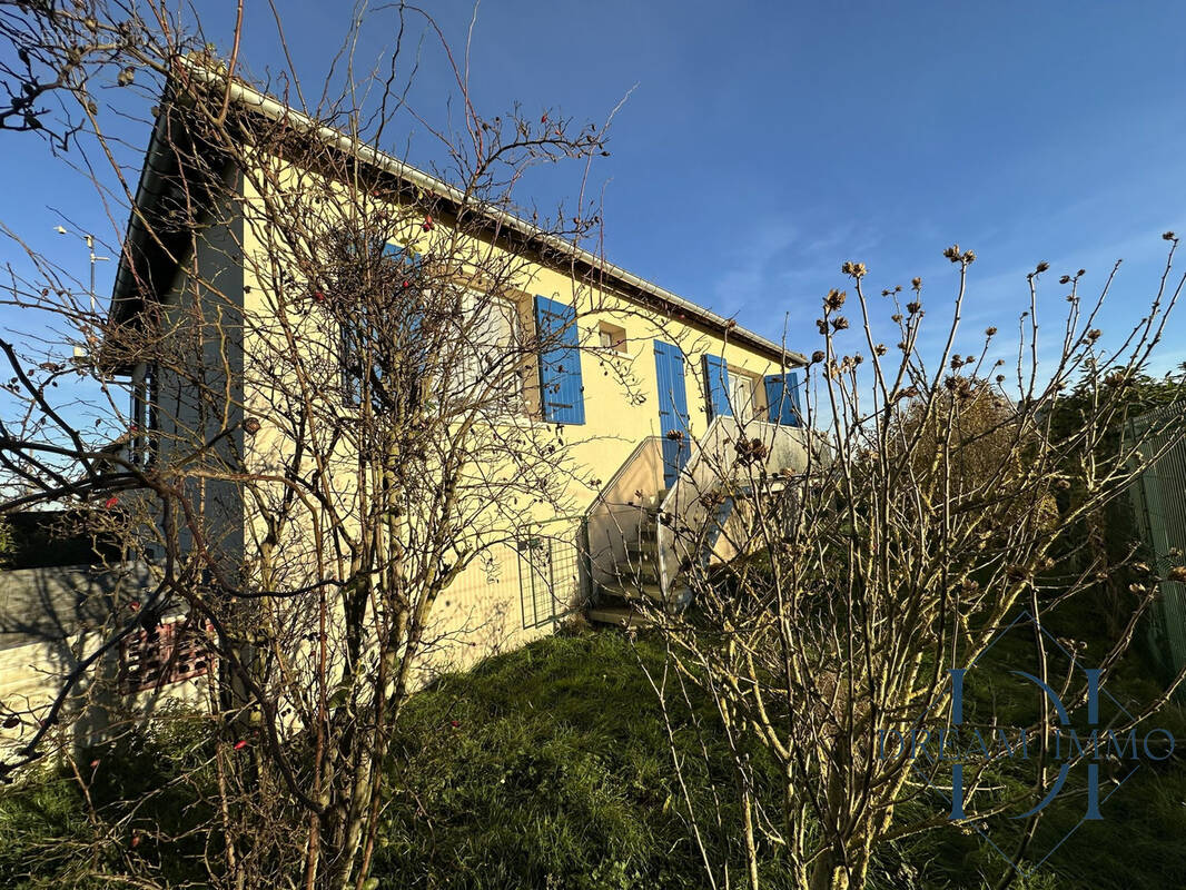 Côté avec balcon. - Maison à BOIS-JEROME-SAINT-OUEN