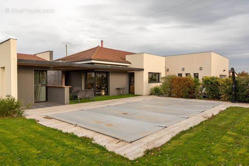 Maison à SAINT-LEGER-LES-PARAY