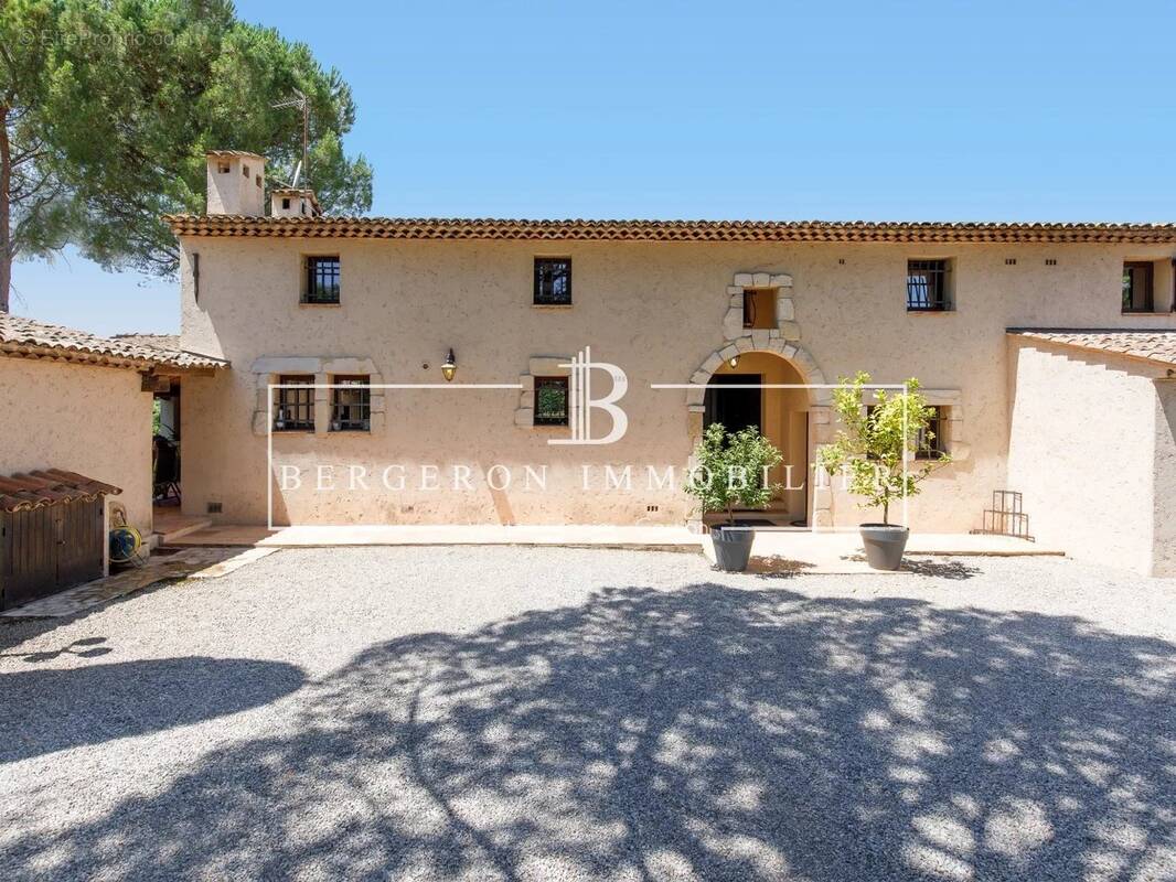 Maison à CHATEAUNEUF-GRASSE