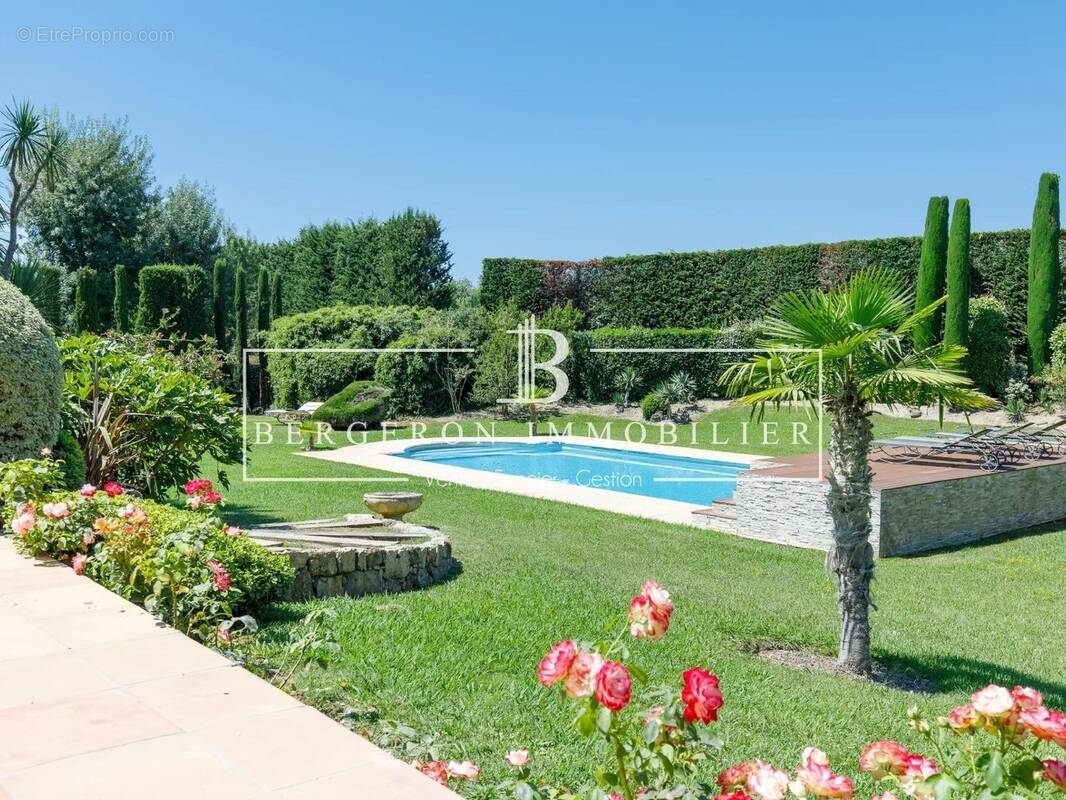 Maison à CHATEAUNEUF-GRASSE