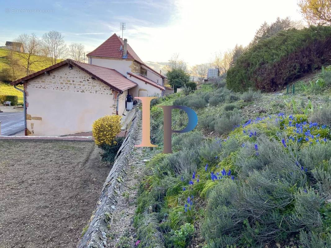 Maison à POUILLY-SOUS-CHARLIEU