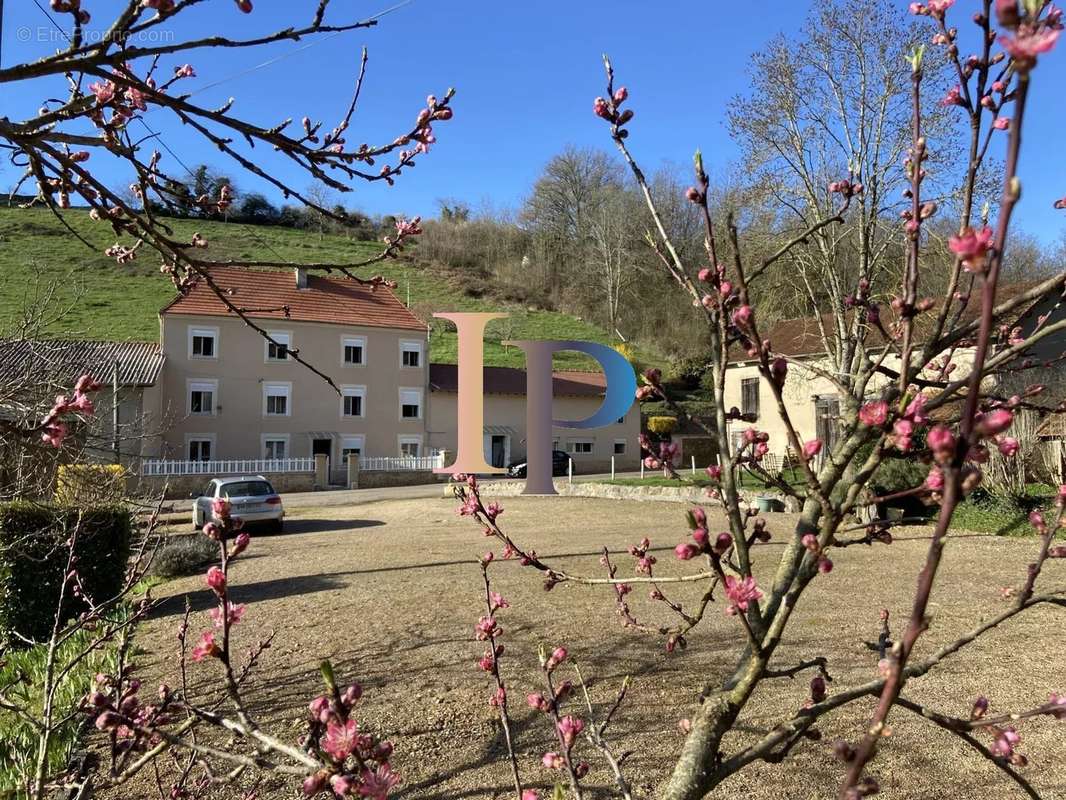 Maison à POUILLY-SOUS-CHARLIEU