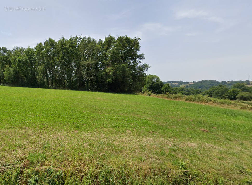 Terrain à SAINT-VICTURNIEN