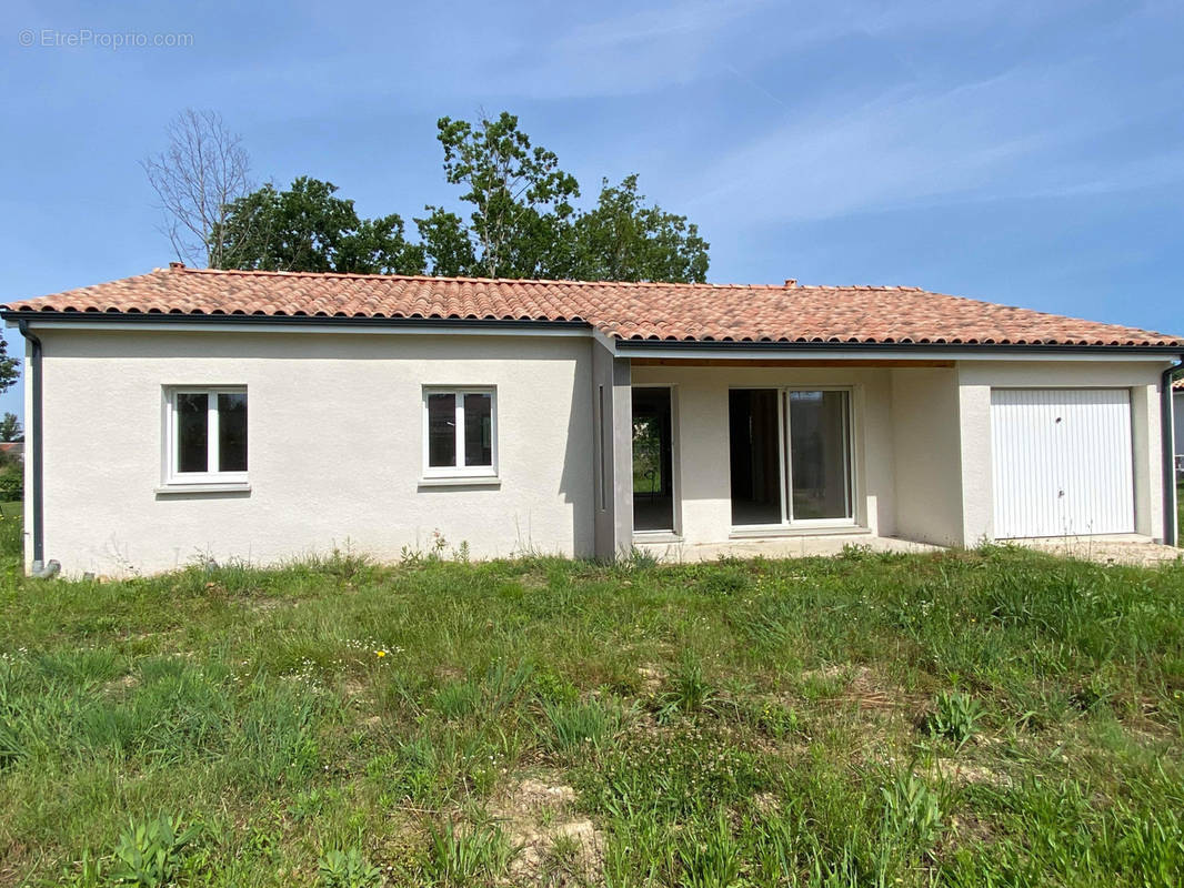 Maison à SAINT-ETIENNE-DE-TULMONT