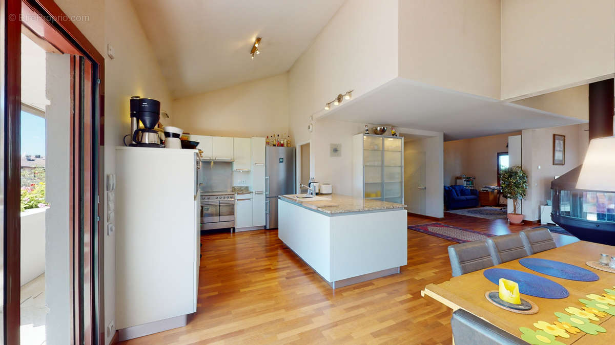 Appartement à COLLONGES-SOUS-SALEVE