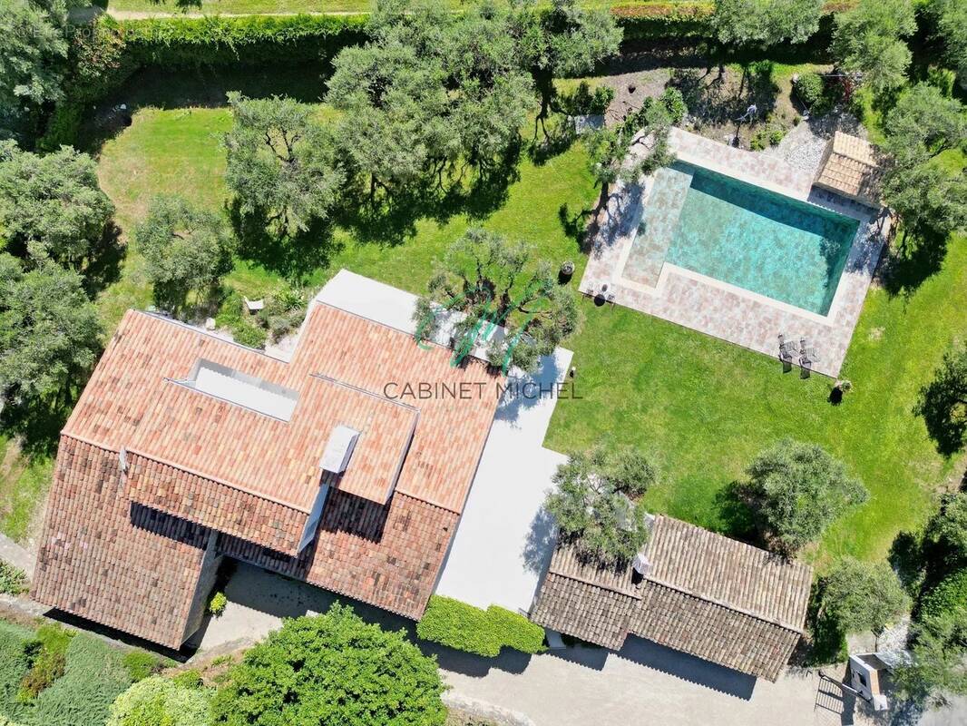 Maison à CHATEAUNEUF-GRASSE