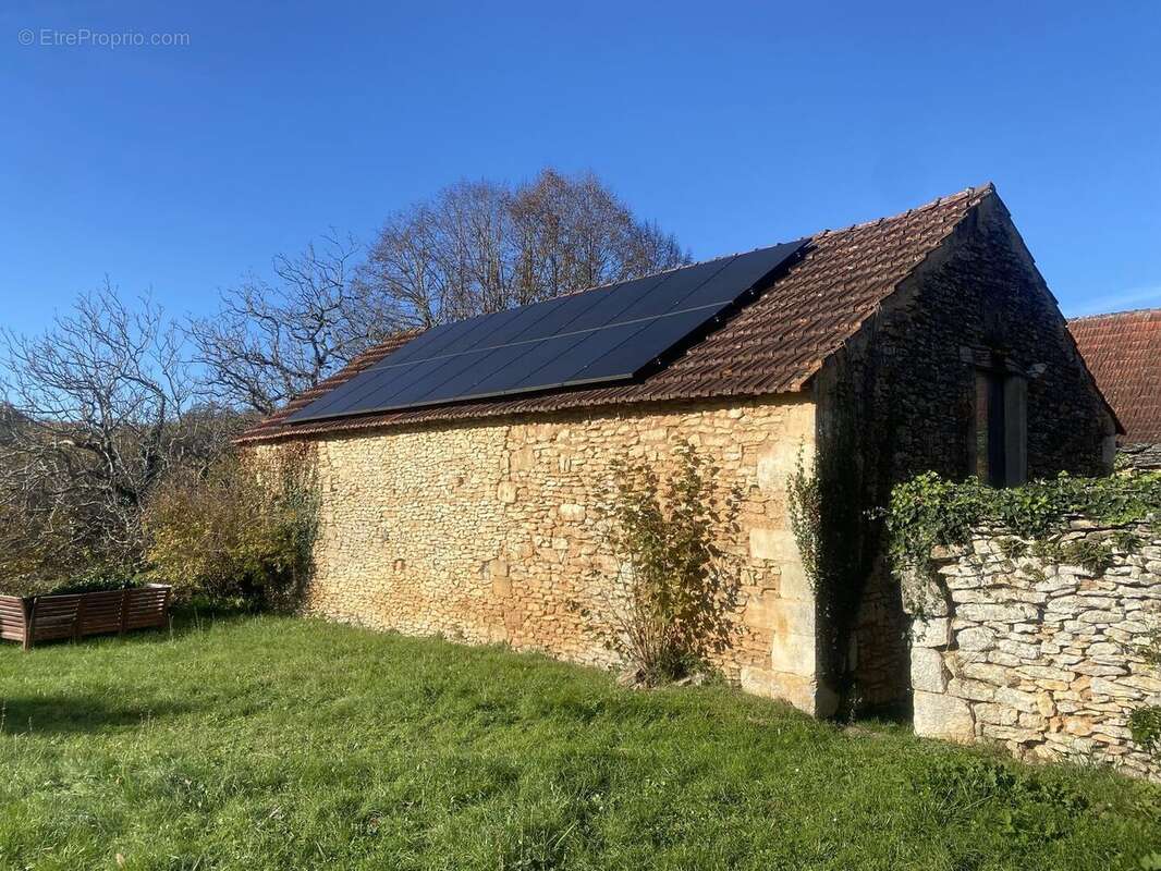 Grange avec panneaux solaires - Maison à SAINT-CYPRIEN