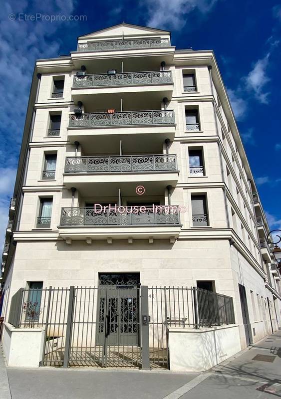 Appartement à LA GARENNE-COLOMBES