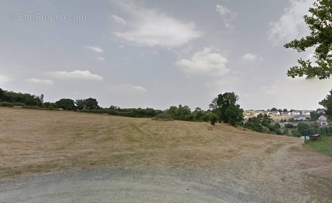 Terrain à OUZOUER-LE-MARCHE