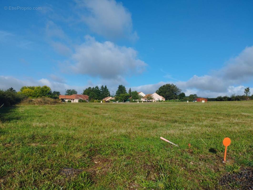 Terrain à SAINT-HILAIRE-LA-CROIX