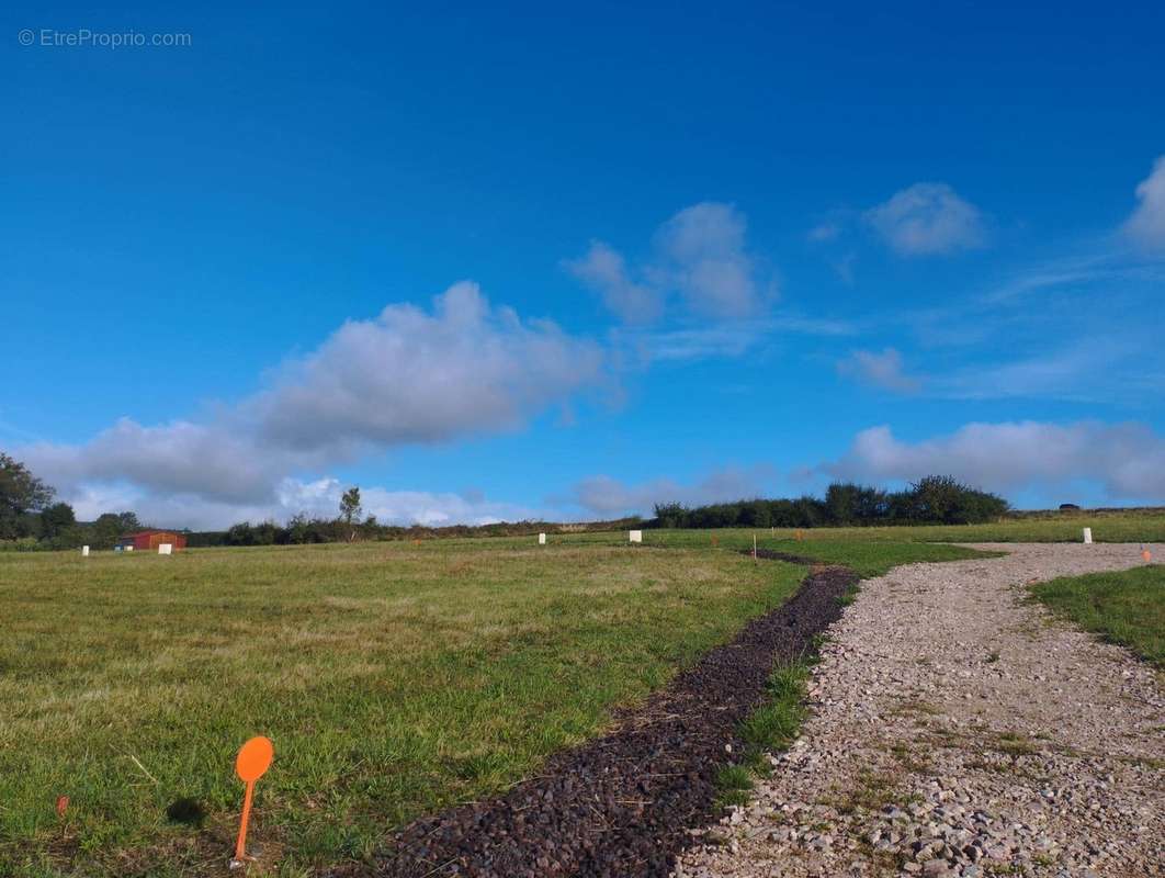 Terrain à SAINT-HILAIRE-LA-CROIX