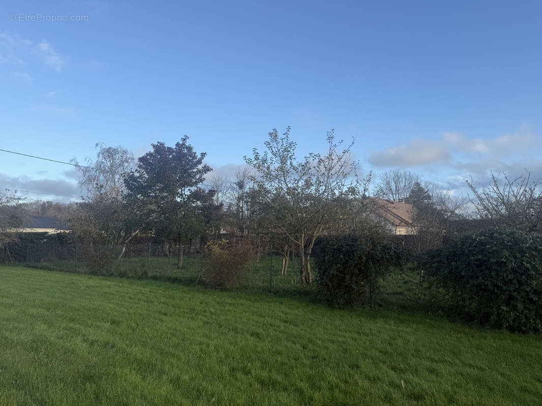 Terrain à MARCILLY-LA-CAMPAGNE