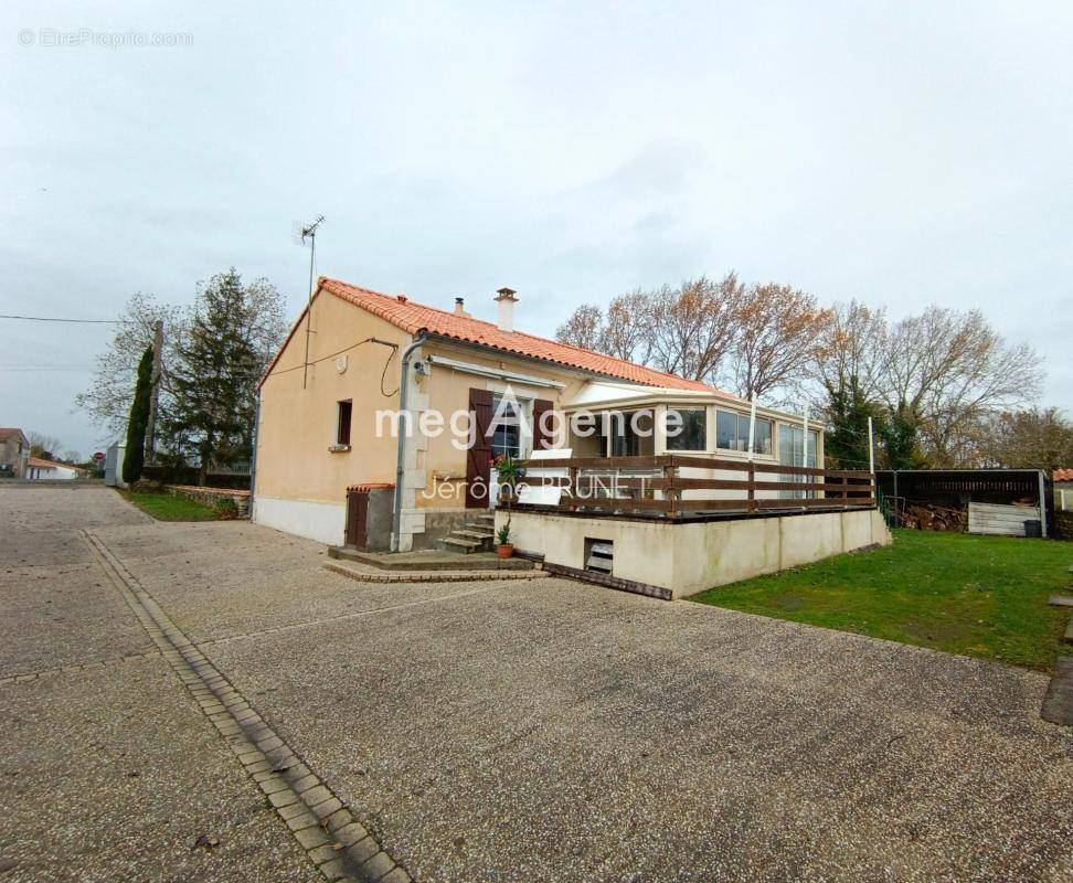 Maison à SAINTE-RADEGONDE-DES-NOYERS