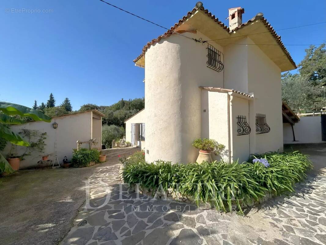 Maison à CHATEAUNEUF-GRASSE