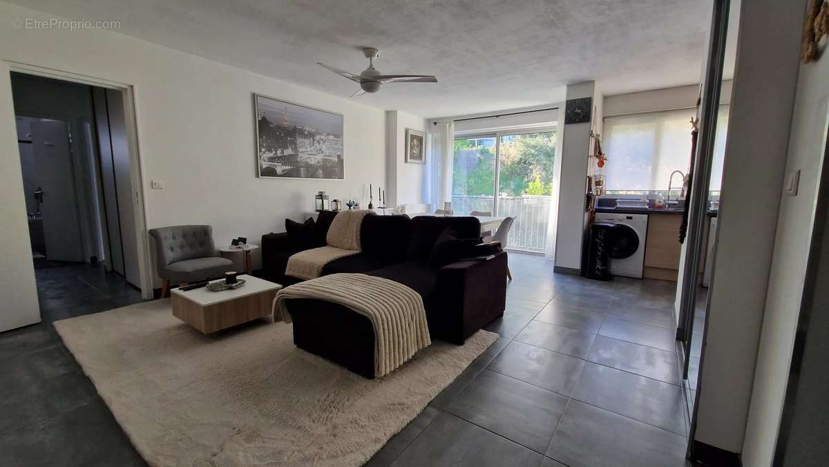 Appartement à SAINT-LAURENT-DU-VAR