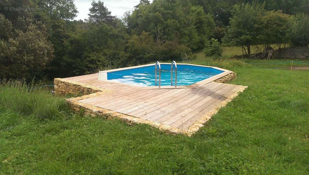 Seconde piscine hors sol non chauffée - Maison à SAINT-CYPRIEN