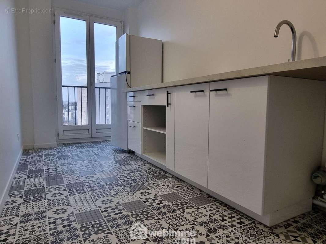 La cuisine séparée, de 8.24m2, est équipée d&#039;une plaque de cuisson et d&#039;un réfrigérateur, - Appartement à CHOISY-LE-ROI