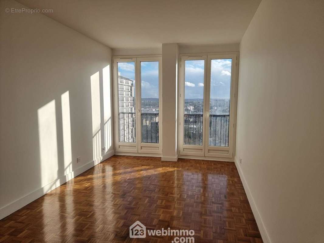 La deuxième chambre de 14.08m2 - Appartement à CHOISY-LE-ROI