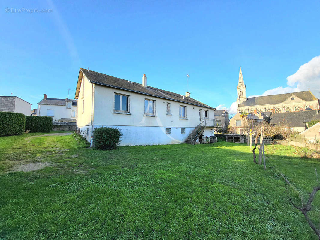 Maison à SAINT-LAMBERT-DU-LATTAY