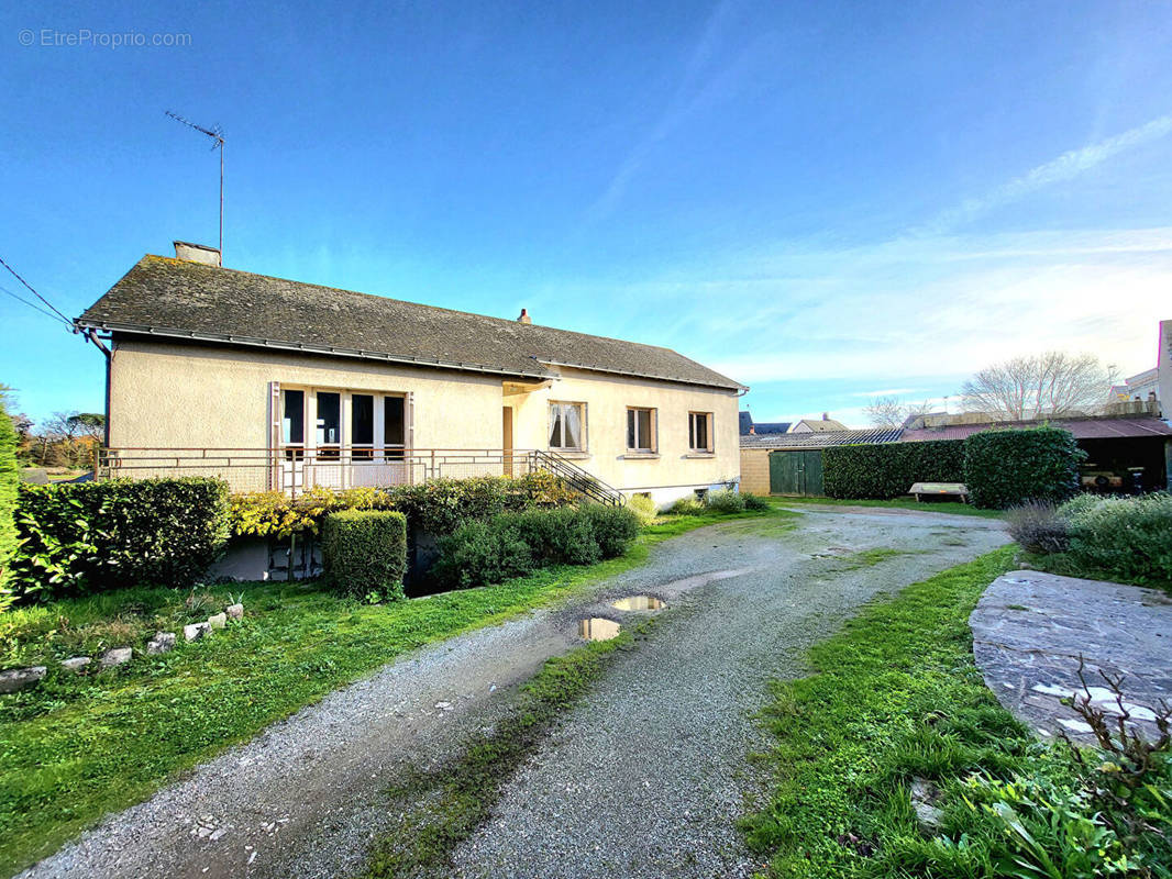 Maison à SAINT-LAMBERT-DU-LATTAY