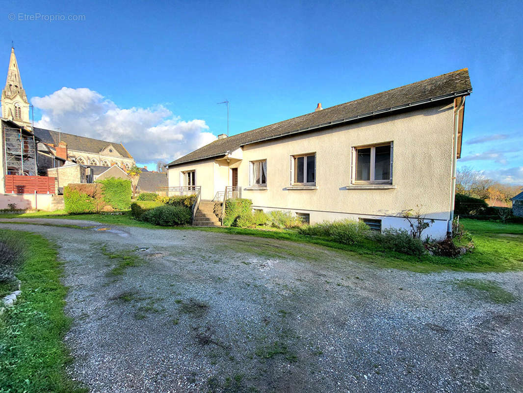 Maison à SAINT-LAMBERT-DU-LATTAY