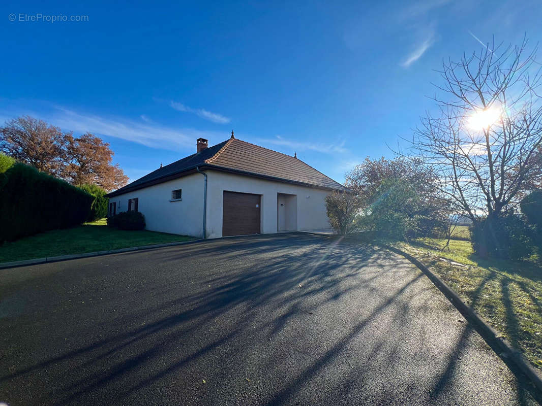 Maison à DURDAT-LAREQUILLE