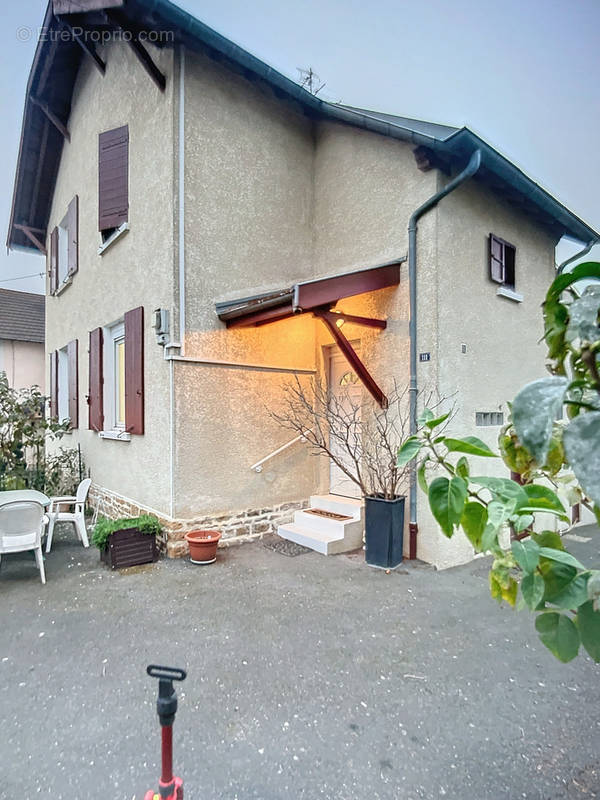 Entrée avec petite terrasse - Maison à VILLEFRANCHE-SUR-SAONE