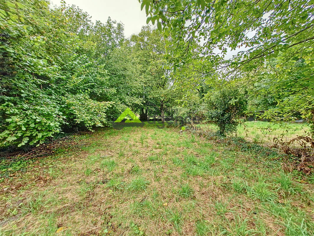 Terrain à SAINT-YRIEIX-LES-BOIS