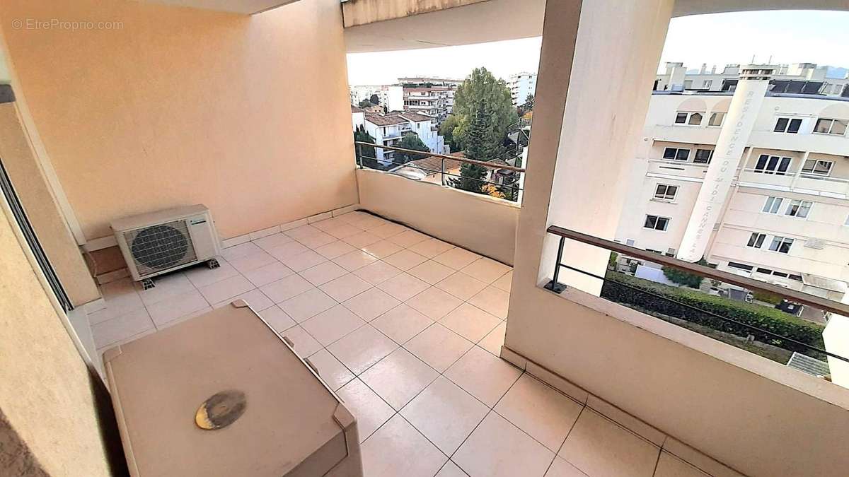 Terrasse côté cuisine - Appartement à CANNES