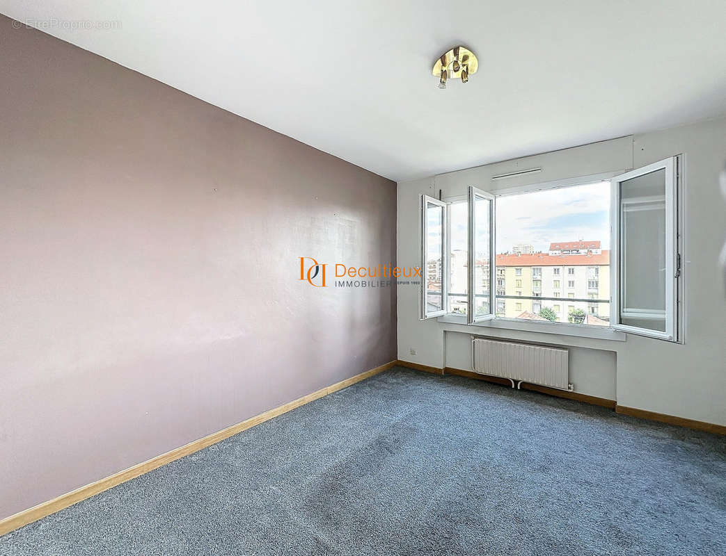 CHAMBRE 2 - Appartement à VILLEURBANNE