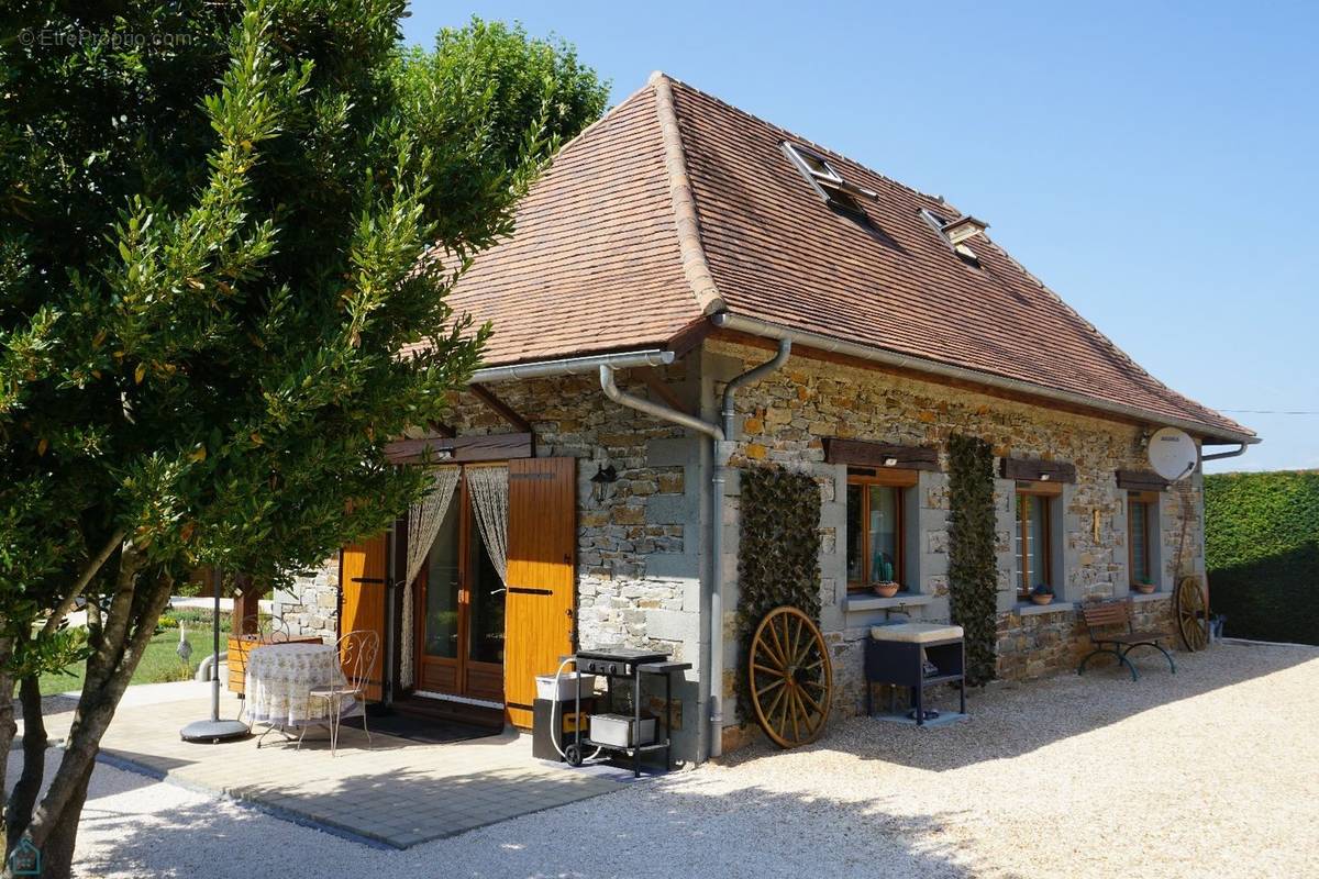 Maison à SAINT-FRONT-LA-RIVIERE