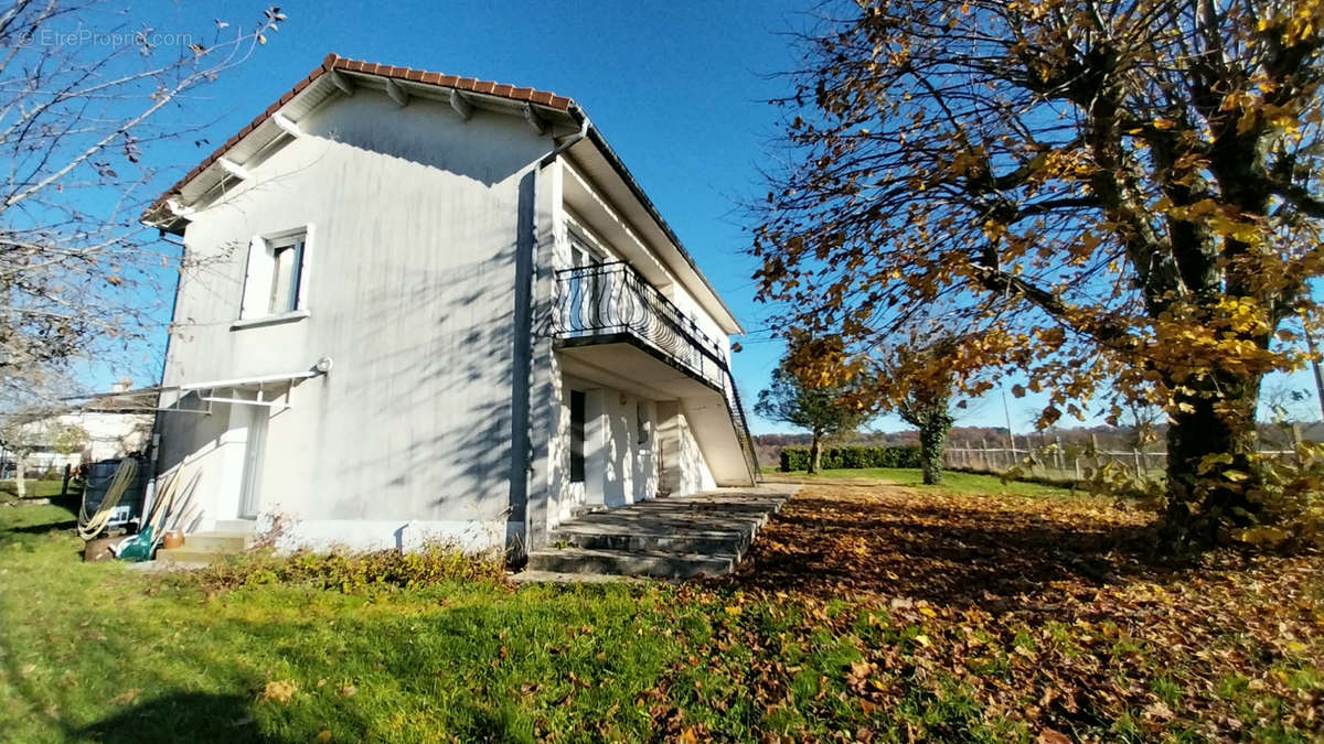 Maison à LEGUILLAC-DE-L&#039;AUCHE