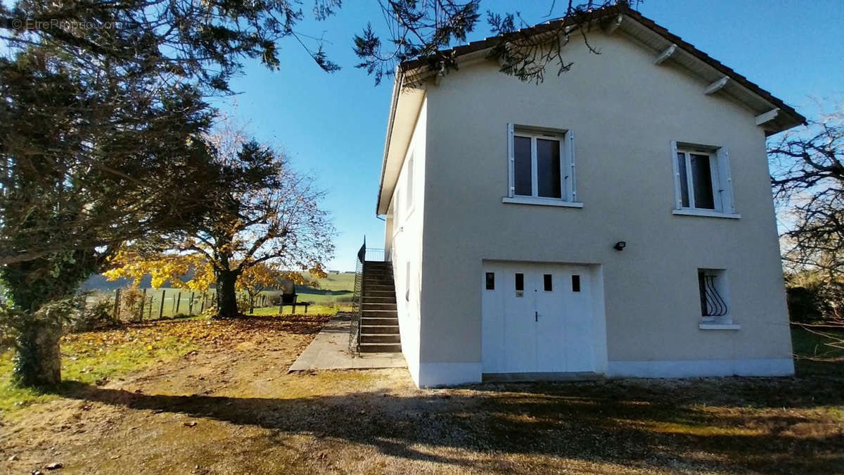 Maison à LEGUILLAC-DE-L&#039;AUCHE