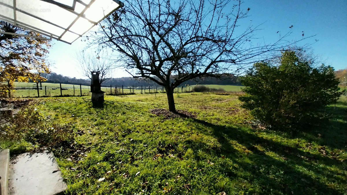 Maison à LEGUILLAC-DE-L&#039;AUCHE