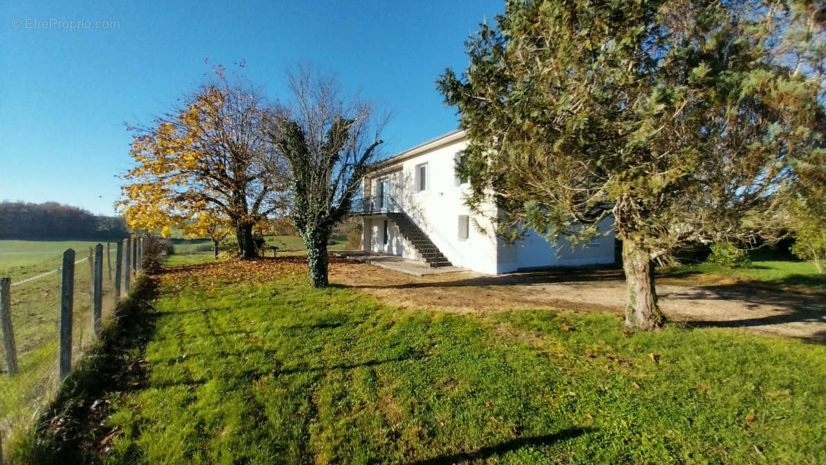 Maison à LEGUILLAC-DE-L&#039;AUCHE