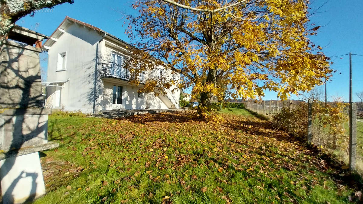 Maison à LEGUILLAC-DE-L&#039;AUCHE