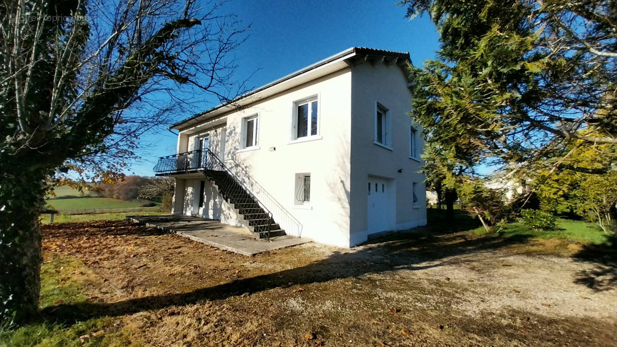 Maison à LEGUILLAC-DE-L&#039;AUCHE