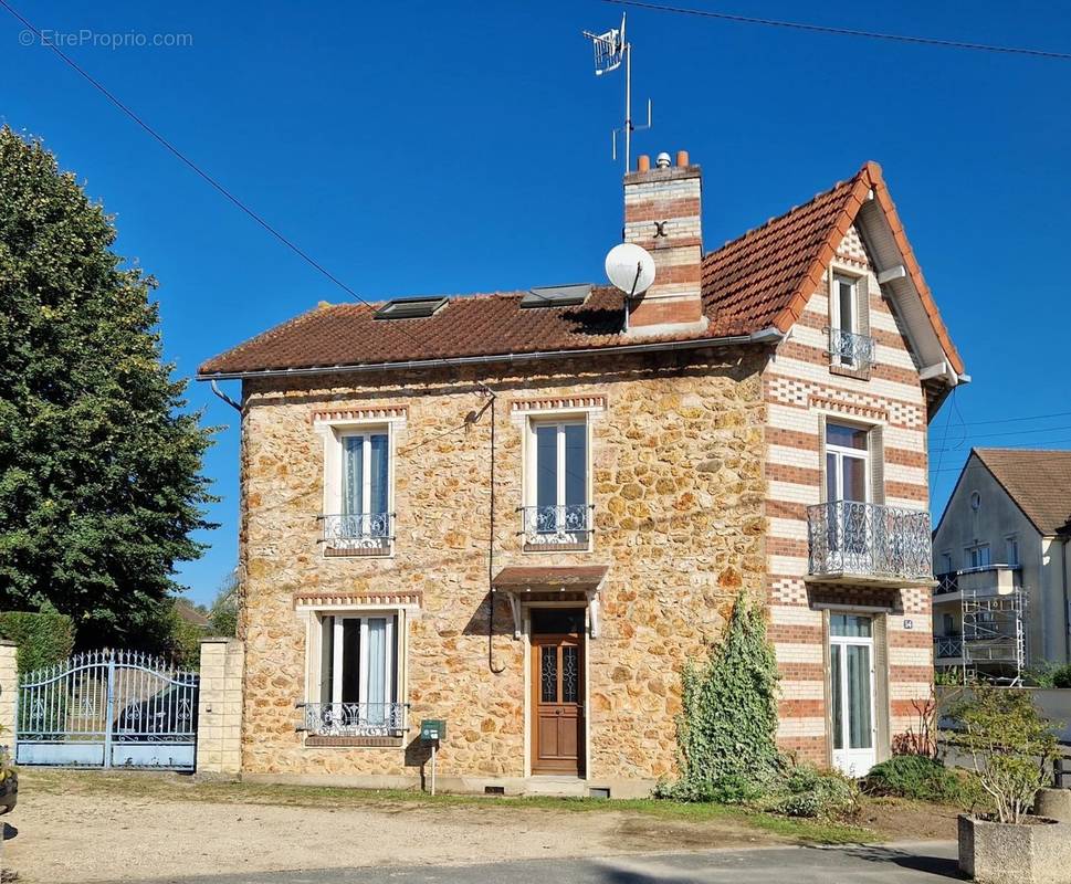 Appartement à BRUYERES-LE-CHATEL