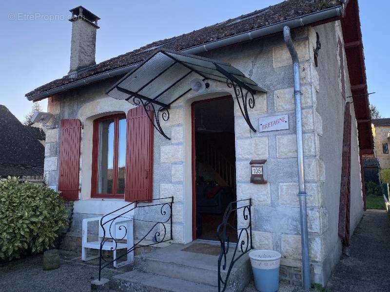 Maison à MAUZAC-ET-GRAND-CASTANG